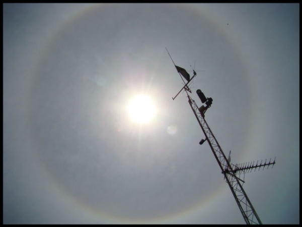 Halo solar sobre torre de transmisso