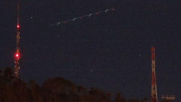Cometa C/2014 Q2 Lovejoy e avio entre torres de TV em Manhuau/MG