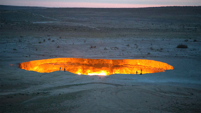 Cratera Darvaza, no Turcomenisto. Onde deveria haver um poo de petrleo encontrou-se gs, que arde por mais de 50 anos.