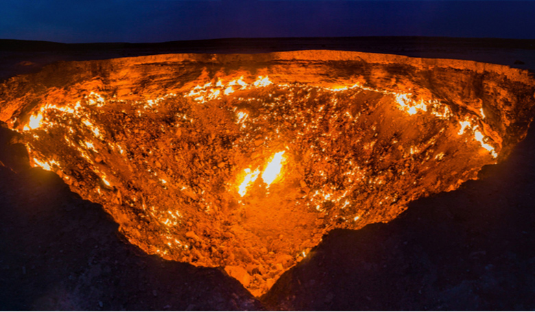Vista aproximada da cratera de Darvaza, no Turcomenisto. As chamas comearam em 1971, aps um incndio provocado para consumir o gs em seu interior.