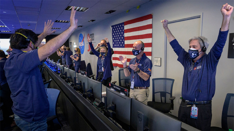 Equipe do JPL vibra ao receber a telemetria confirmando o pouso da Mars Perseverance.