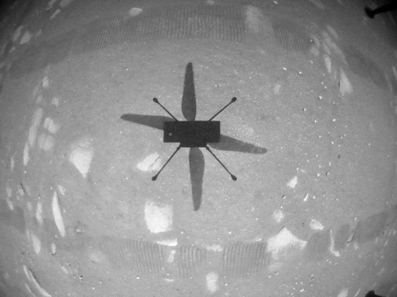 Cmera do Drone Ingenuity mostra a prpria sombra ao decolar pela primeira vez em Marte, em 19 de abril de 2021.