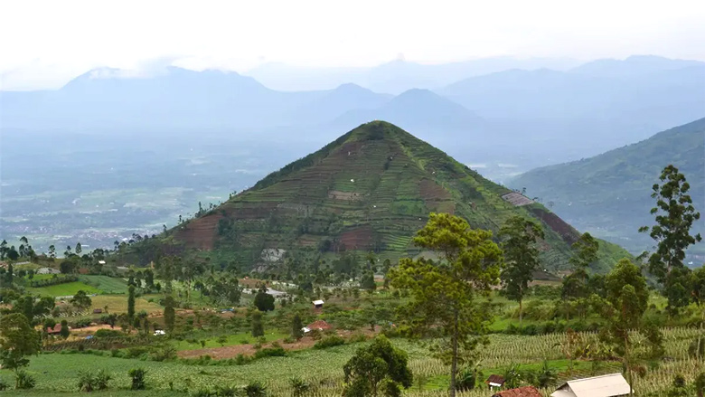 De acordo com o paper, a Gunung Padang, que significa Montanha da Iluminao, no foi formada naturalmente, mas construda em forma de pirmide entre 25 mil e 14 mil anos atrs.