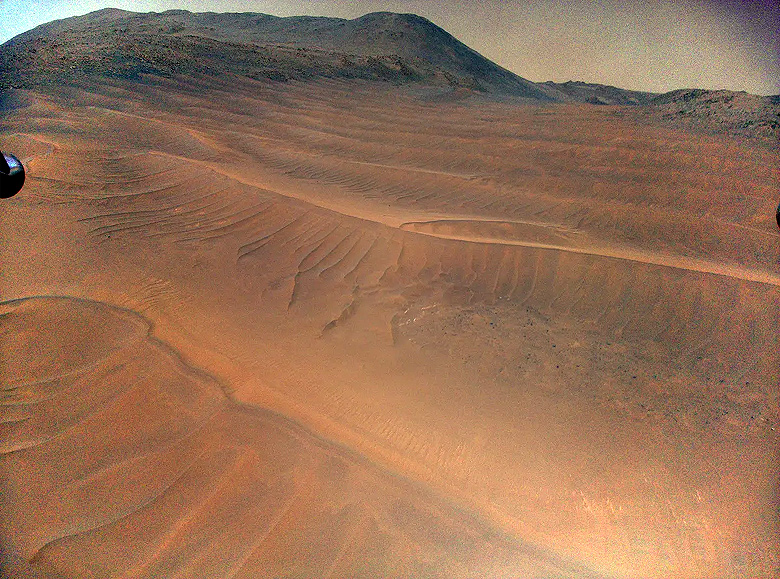 Paisagem repleta de dunas de areia onduladas, feita a 12 metros de altura da superfcie marciana pelo drone Ingenuity.