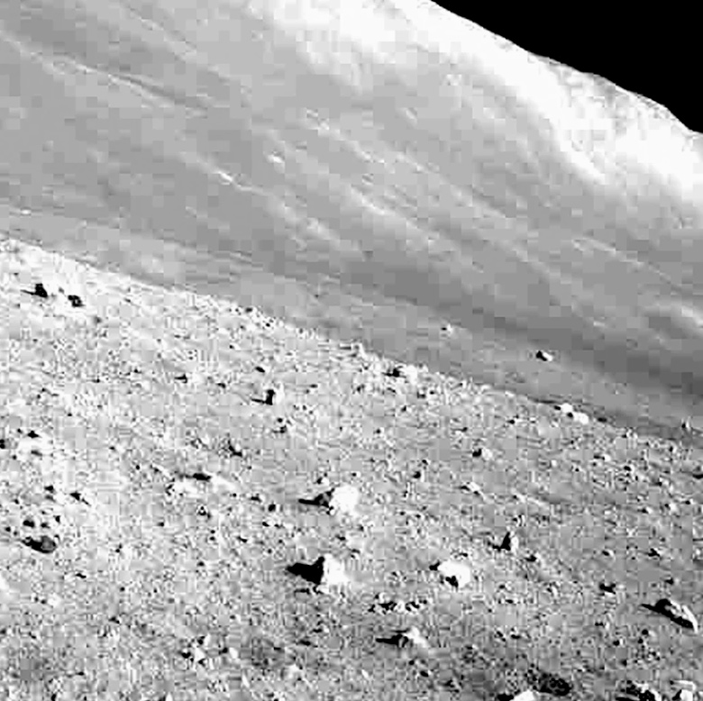 Foto feita pela sonda japonesa SLIM, ou Smart Lander, mostra a paisagem lunar ligeiramente inclinada, devido  posio em que se encontra o veculo. Crdito: JAXA.