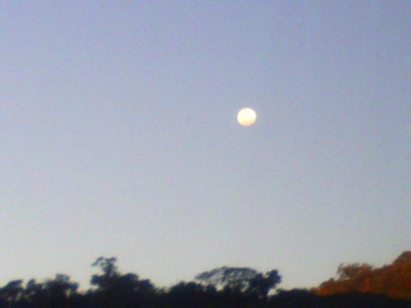 Lua no céu azul de Morretes