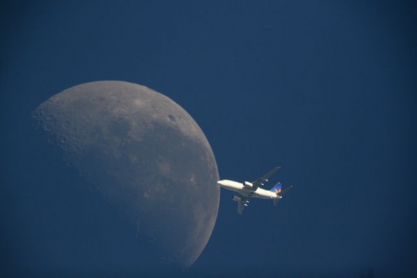 Avio cruzando a lua