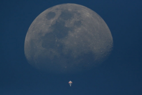 Balão Cruzando a Lua