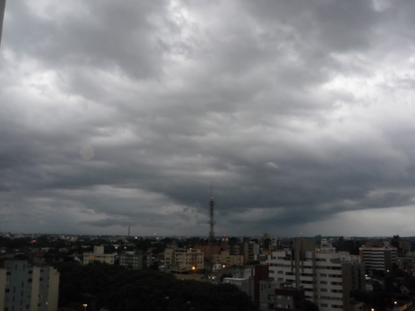 Tempestade se armando sobre Curitiba