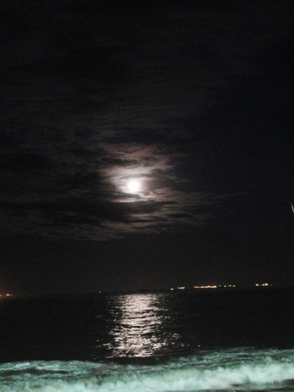 Lua divina na Praia da Costa-ES