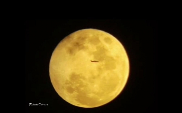 Aeronave passando em frente a Lua