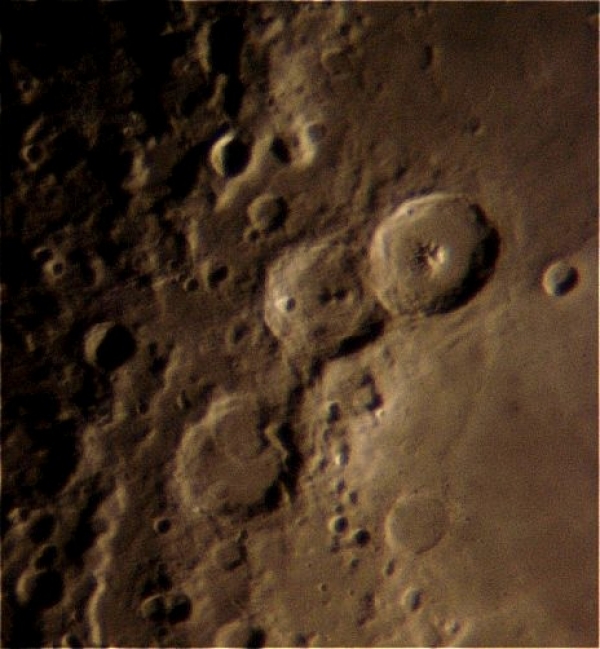 Crateras lunares vistas com telescópio refletor de 114 mm