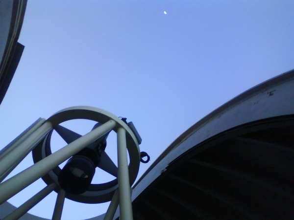 Lua sobre o telescpio de Brazpolis, MG