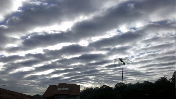 Interessante formação de nuvens sobre Itaquera, SP