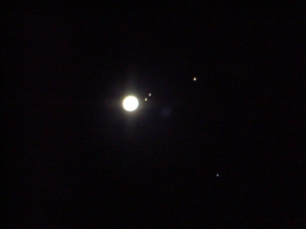 Júpiter, 3 satélites e 1 estrela