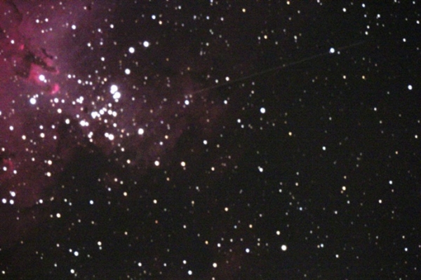 Nebulosa Eagle com traço de meteoro