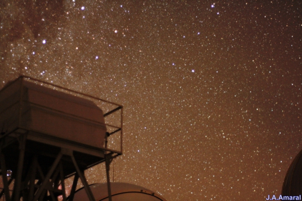 Telescópio do L.N.A. sob o Cruzeiro do Sul