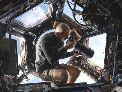 Astronauta fotografando o espao