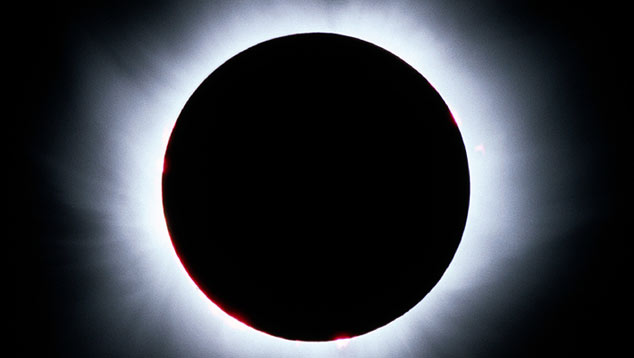 Coroa solar vista durante eclipse total