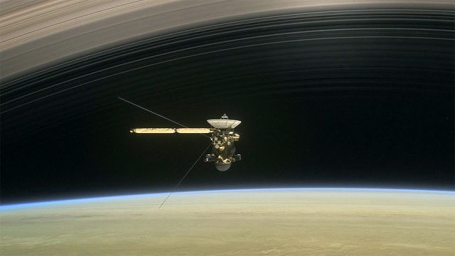 Concepo artstica mostra a nave Espacial Cassini entre Saturno e seus aneis. Crdito: NAS/JPL.