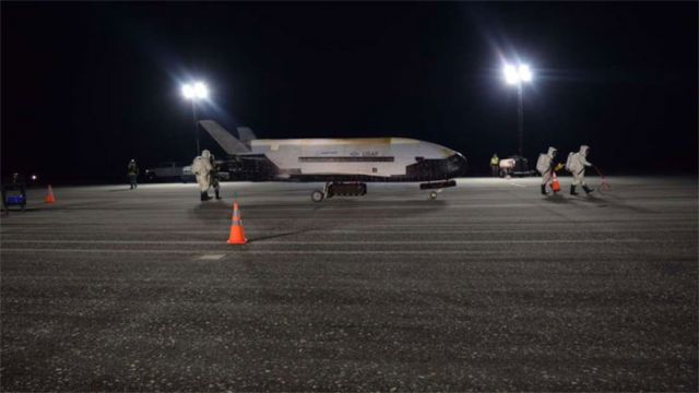Avio espacial militar X-37b na pista do Kennedy Space Center, na Flrida. A aeronave permaneceu 780m dias no espao e foi lanada em em 7 de setembro de 2017.