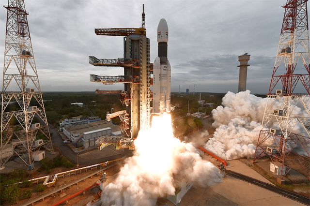 Foguete lanador GSLV MKIII-M1 partindo da base espacial de Sriharikota. No topo, os mdulos Vikran e Pragyan, que descero na Lua em setembro de 2019. Crdito: ISRO, (Agncia Espacial Indiana).