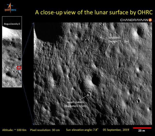 Foto em alta resoluo feita pela misso Chandrayaan-2 a 100 km da superfcie da Lua. Observe a nitidez das crateras, algumas com apenas 5 metros de dimetro.<BR>