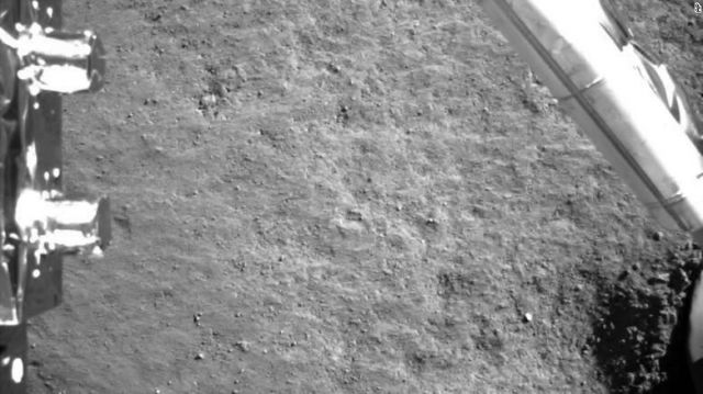 Foto feita pela Change-4 logo apos o pouso mostra o rigolito lunar ao redor do modulo. 
