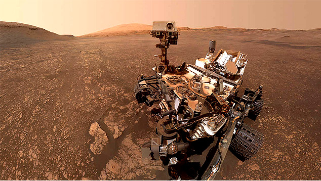 Jipe Curiosity, em selfie feita por ele, em atividade na cratera Gale. A selfie  uma composio feita com auxlio de diversas imagens tomadas separadamente. 