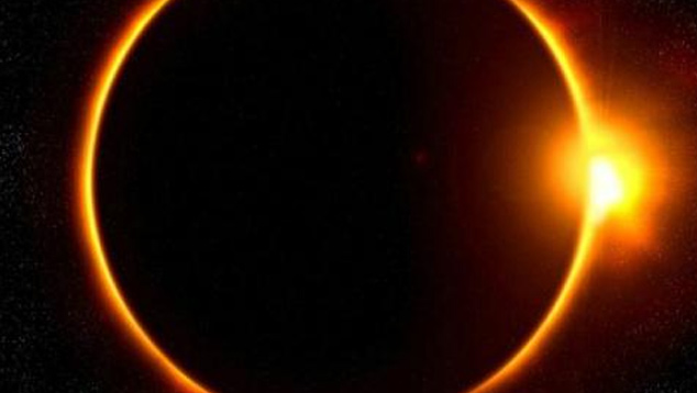 Um eclipse solar total acontece sempre que a Lua se posiciona exatamente entre o Sol e a Terra, bloqueando completamente o disco da estrela. Nestas condies o cu se torna completamente escuro e estrelas e planetas podem ser vistos durante o momento da totalidade.