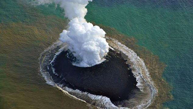 Ilha no Oceano ndico surgiu em 2013, aps forte terremoto de 7.7 no fundo do oceano. Crdito: NASA