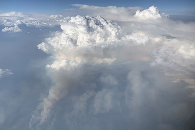 Nuvem pirocumulonimbus fotografada no dia 8 de agosto de 2019, a partir de um grande incndio no leste de Washington. Crdito: Earthobservatory/NASA.   