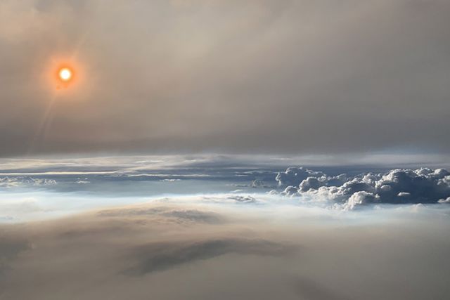 Nuvem pirocumulonimbus fotografada a 9 quilmetros de altitude. Crdito: Earthobservatory/NASA.