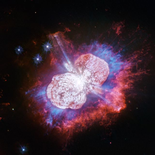 Usando a Wide Field Camera 3 do Hubble para sondar a nebulosa em luz ultravioleta, os astrnomos descobriram o brilho do magnsio embutido no gs quente (mostrado em azul) em lugares nunca visto antes. Crdito: NASA, ESA, N. Smith (Universidade do Arizona) e J. Morse (BoldlyGo Institute, NY)