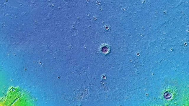 Mapa de elevao mostra a cratera Lomonosov. Ao seu redor, o terreno onde pode ter havido um oceano. Crdito: Nasa/Universidade do Arizona.