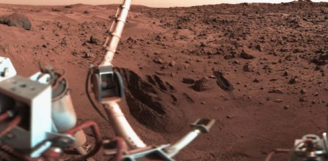 Sonda Viking 1 utiliza o brao robtico para coletar amostras de solo. Experimentos posteriores teriam indicado a presena de microbios em Marte. 