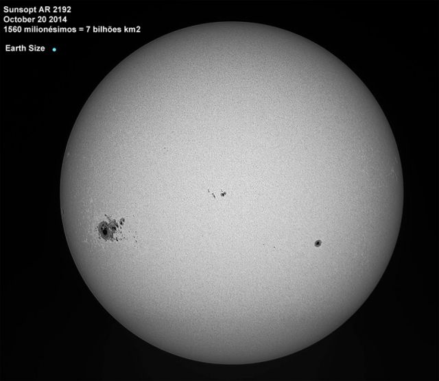 Mancha solar AR2192, registrada pelo Observatrio Solar Apolo11 h cinco anos, em 20 de outubro de 2014. At essa poca, a observao de manchas na superfcie do Sol era bastante comum. Observe o tamanho da feio omparada ao  tamanho da Terra.<BR>