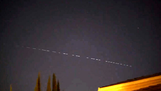 Constelao de satlites Starlink registrada por Evan Zucker em 12 de novembro de 2019, em San Diego, EUA.
