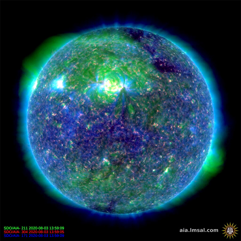 Imagem do Sol registrada em 3 de agosto de 2020 mostra o buraco solar (rea clara) voltado para a Terra.