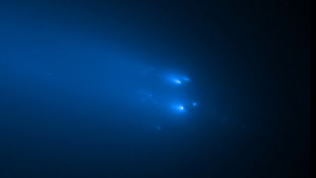 Imagem do cometa C/2019 Y4 ATLAS feita pelo telescpio Hubble em 20 de abril mostra diversos fragmentos formados aps o rompimento do ncleo cometrio.<BR>