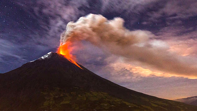 Erupo do vulco Tungurahua em 1999. Na ocasio, mais de 25 mil pessoas tiveram que ser evacuadas das regies vizinhas da montanha. Crdito: Ecuador Postales.<BR>