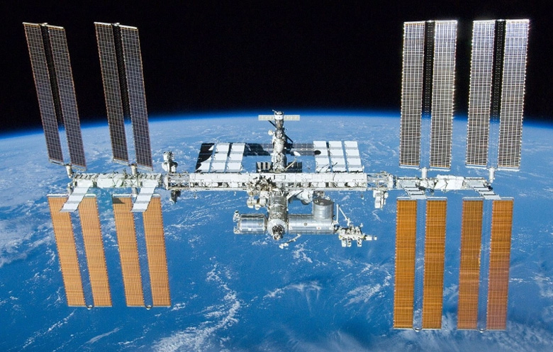 Estao Espacial internacional, ISS, em orbita da Terra a 400 km de altitude.