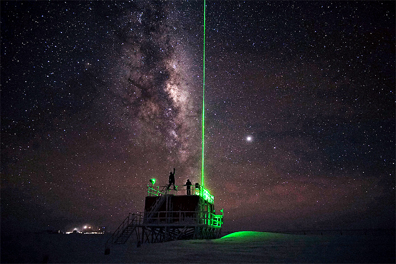 Laser disparado contra a alta atmosfera atravs do equipamento LIDAR. Nota-se ao fundo parte da Via Lctea.