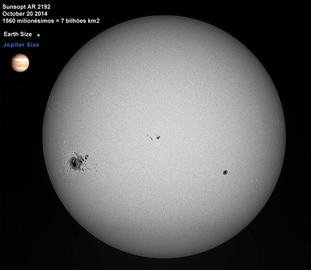 Mancha solar AR2192, registrada pelo Observatrio Solar Apolo11 em 20 de outubro de 2014. A mancha tinha o tamanho do planeta Jpiter e permaneceu observvel por mais de trinta dias.<BR>
