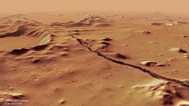 Regio de Cerberus Fossae, a 1600 quilmetros da sonda InSight, registrada pela cmera estereogrfica de alta-resoluo a bordo da sonda europeia Mars Express. O local apresenta uma imensa rachadura e pode ser uma grande falha geolgica ativa. Crdito: ESA<BR>