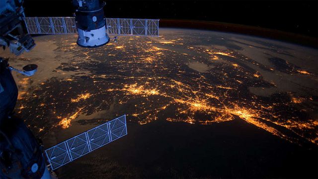 Imagem noturna capturada pela Estao Espacial Internacional em 2012 mostra grande parte da costa dos Estados Unidos, repleta de luzes artificiais geradas pela atividade humana. Atualmente, com a imposio da quarentena o planeta experimenta muito menos atividade noturna e tambm diurna, o que contribui para a diminuio do rudo ssmico de fundo. Crdito da foto: NASA.<BR>