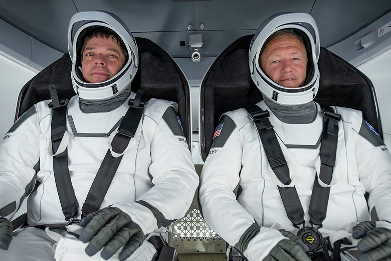 Astronautas Douglas Hurley e Robert Behnken, ambos com duas misses de comando em nibus espaciais, sero os comandantes da Cpsula Dragon que os levar  Estao Espacial Internacional.   Hurley e Behnken devero permanecer na Estao Espacial por dois ou trs meses. 