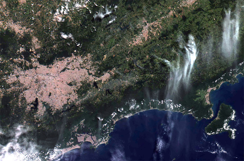 Imagem registrada pelo satlite Amazonia 1 mostra em destaque a Regio metropolitana de So Paulo e parte da orla de Santos, com destaque para Ilha Bela  esquerda.