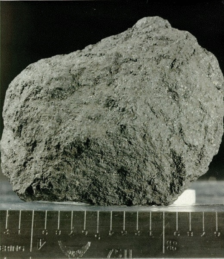 Rocha lunar trazida pea misso Apollo 12, coletada na regio de Oceanus Procellarum. Crdito: Johnson Space Center - photograph S70-44091<BR>