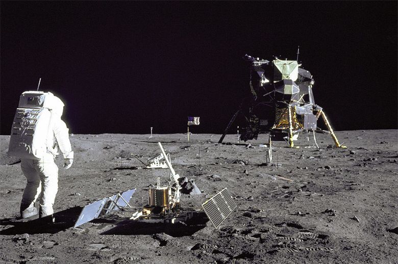 Astronauta Buzz Aldrin posa ao lado do primeiro sismmetro lunar instalado durante a misso Apollo, entre 1969 e 1977.<BR>